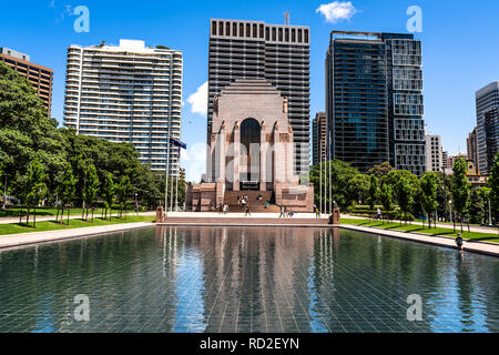 Außenansicht der ANZAC War Memorial im Hyde Park mit Teich im vorderen in Sydney NSW Australien Stockfoto