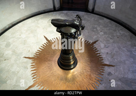 23. Dezember 2018, Sydney Australien: Innenraum der Anzac war Memorial in Sydney mit Opfer Bronze Skulptur von Rayner Hoff Stockfoto