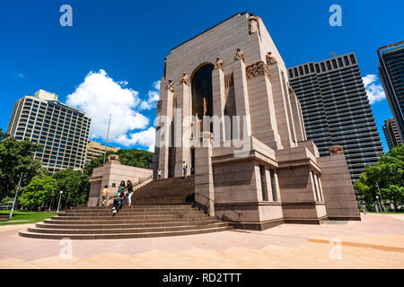 23. Dezember 2018, Sydney Australien: Außenansicht der Anzac Memorial mit Touristen auf Treppen in Sydney, Australien Stockfoto