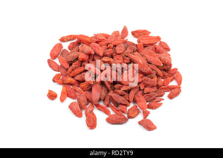 Getrocknete Goji Beeren gekauft von einem Supermarkt in Großbritannien und in einem Studio fotografiert auf einem weißen Hintergrund. Dorset England UK GB Stockfoto