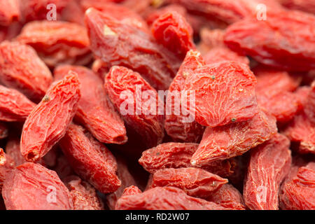 Eine Nahaufnahme von getrockneten Goji Beeren gekauft von einem Supermarkt in Großbritannien und in einem Studio fotografiert. Dorset England UK GB Stockfoto