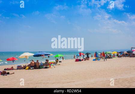 Catania, Sizilien, Italien - 15 August, 2018: die Leute am Strand entspannen Stockfoto