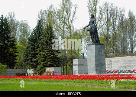 St. Petersburg, Russland - 16. Mai 2006: Blick auf Monument Mutter Heimat. Piskarevskoe Memorial Friedhof mit Gräbern der Opfer der Belagerung von Leningrad Stockfoto