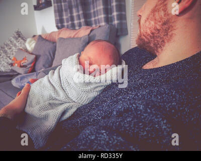 Neugeborenes Baby Boy kuscheln Vater Stockfoto