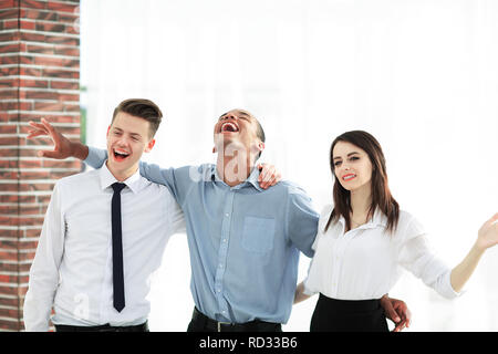 Triumphierend Business Team auf Büro Hintergrund. Konzept der Sieg Stockfoto