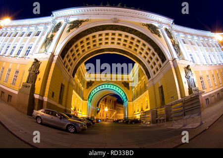 St. Petersburg, Russland - 16. Mai 2006: Der Bogen der Generalstab auf dem Schlossplatz in St. Petersburg in der Dämmerung, Russland Stockfoto