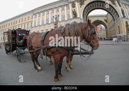 St. Petersburg, Russland - 13. Mai 2006: Crew mit Pferden in der Nähe von Bogen von allgemeinen Personal Gebäude und Hermitage Stockfoto