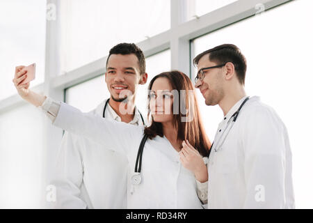 Gruppe von jungen Therapeuten selfies, die in der Eingangshalle des Krankenhauses. Stockfoto