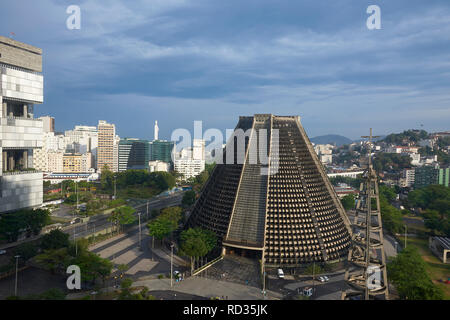 Die beeindruckende Kathedrale des Heiligen Sebastian in der Innenstadt von Rio de Janeiro, Brasilien Stockfoto