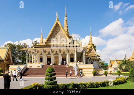 19. jahrhundert Thronsaal im Königlichen Palast Komplex mit Touristen, die reich verzierten Gebäuden. Phnom Penh, Kambodscha, Asien Stockfoto