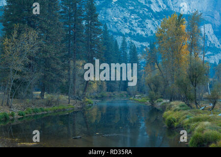 Der Merced River fließt durch Yosemite Valley im Herbst. Kalifornien, USA Stockfoto