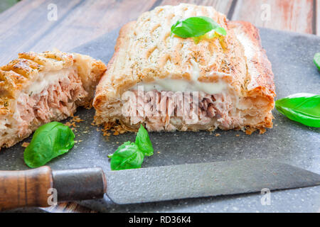 Frischer Lachs Blätterteig Blätterteig auf schwarz Tabelle Stockfoto