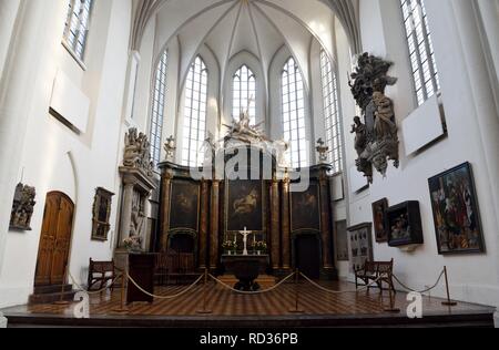 Berlin, Deutschland - 10. November 2018. Innenansicht der Marienkirche in Berlin, mit Altar, religiöse Skulpturen und Gemälde. Stockfoto