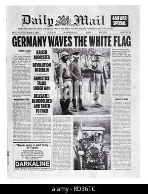 Die vordere Seite der Reproduktion Daily Mail vom 11. November 1918 mit der Schlagzeile Deutschland Wellen die Weiße Flagge Stockfoto