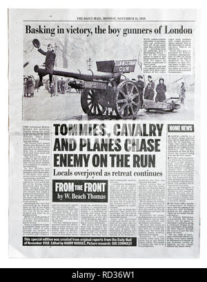 Die Rückseite einer Reproduktion Daily Mail vom 11. November 1918 mit der Schlagzeile Tommies, Kavallerie und Flugzeuge Chase Feind auf der Flucht Stockfoto