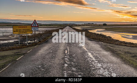 Zeichen: Einzelne Datei Verkehr, Gefahr, fahren Sie nicht fort, wenn Wasser Causeway erreicht, an der Straße zwischen Beal und Heilige Insel in Northumberland, England gesehen Stockfoto