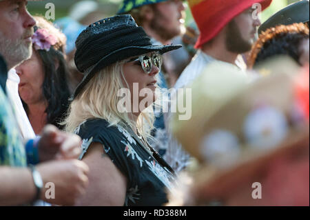 Frau in einer Masse an einem Musikfestival Stockfoto
