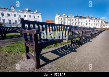 Öffentliche Bänke, Crescent Gardens, Filey, North Yorkshire, England, UK. Stockfoto