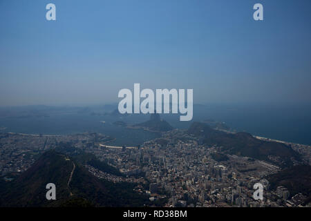 Tolle Aussicht auf die Stadt von Rio de Janeiro in Brasilien an einem typischen Sommertag im Sonnenschein, die Strände, die Stadt und das Meer Fronten Stockfoto