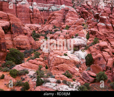 USA, Utah, Arches National Park, Feuerofen Bereich mit Flossen aus braunen Entrada Sandstein unter einem helleren Schicht von Navajo Sandstein. Stockfoto