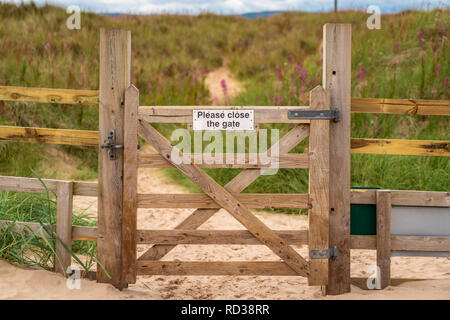 Anmeldung: Bitte das Tor, auf einem geschlossenen Tor in Ross Sands in der Nähe von Nevsehir in Northumberland, England, UK gesehen schließen Stockfoto
