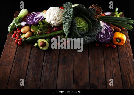 Komposition mit Vielzahl an raw Bio Gemüse und Früchte. Ausgewogene Ernährung Stockfoto