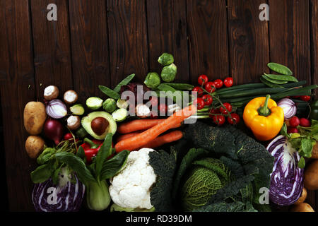 Komposition mit Vielzahl an raw Bio Gemüse und Früchte. Ausgewogene Ernährung Stockfoto