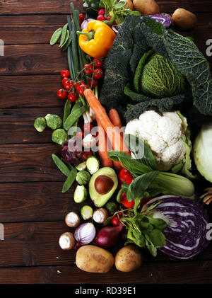 Komposition mit Vielzahl an raw Bio Gemüse und Früchte. Ausgewogene Ernährung Stockfoto