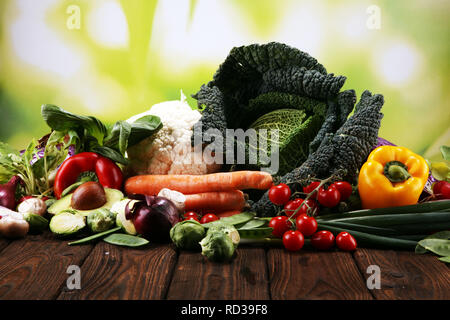 Komposition mit Vielzahl an raw Bio Gemüse und Früchte. Ausgewogene Ernährung Stockfoto