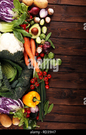 Komposition mit Vielzahl an raw Bio Gemüse und Früchte. Ausgewogene Ernährung Stockfoto