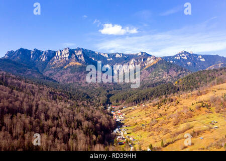 Luftbild des Izvorul Muntelui Resort und Ceahlau massiv in Rumänien, Herbst Berglandschaft Stockfoto