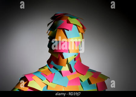 Geschäftsmann in bunten Post-it Notes abgedeckt, Studio shot Stockfoto