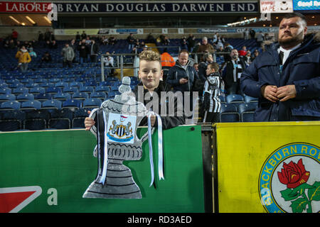 15. Januar 2019, Ewood Park, Blackburn, England; Emirates FA Cup, 3.Runde replay, Blackburn Rovers vs Newcastle United; ein junger Newcastle fan hält eine hausgemachte FA Cup bis Gutschrift: Mark Cosgrove/News Bilder der Englischen Football League Bilder unterliegen DataCo Lizenz Stockfoto