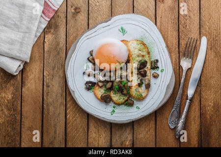 Weich gekochte Gans Ei mit Pilzen und Brot, kopieren Raum Stockfoto