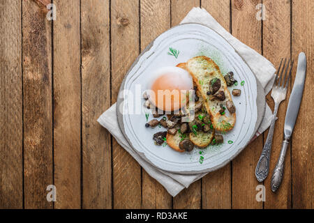 Weich gekochte Gans Ei mit Pilzen und Brot, kopieren Raum Stockfoto