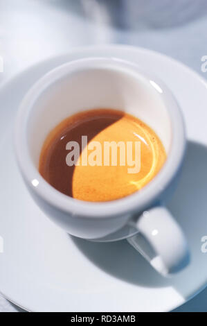 Nahaufnahme der Hohe Betrachtungswinkel von Tasse Espresso Stockfoto