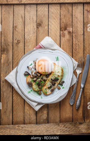 Frühstück mit Gans Ei, Pilze und Brot, Kopie Raum Stockfoto
