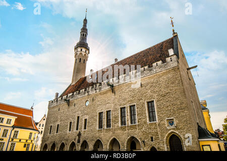 Die Strahlen der Sonne hinter dem Turm der Tallinn Estland Rathaus, auf dem Marktplatz der mittelalterlichen Stadt. Stockfoto