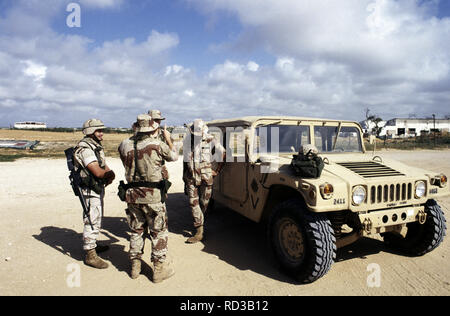 12. Oktober 1993 eine Gruppe von US-Soldaten stehen neben einem Humvee in der unosom Hauptsitz Compound in Mogadischu, Somalia. Stockfoto