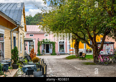 Porvoo, Finnland - 10 September 2018: Geschäften umgeben einen kleinen Platz und Park in der mittelalterlichen Stadt Porvoo, Finnland. Stockfoto