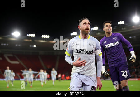 Von Derby County Richard Keogh und Derby County Torwart Kelle Roos feiern gewinnen das Spiel im Elfmeterschiessen während der Emirate FA Cup in die dritte Runde replay Match in St. Mary's Stadium. Stockfoto