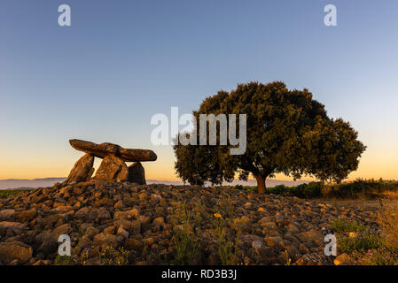 Dolmen von Chabola de la Hechicera bei Sonnenaufgang, Elvillar, Baskenland, Spanien Stockfoto