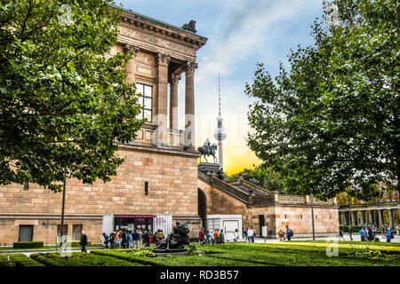Touristen besuchen die National Gallery oder Alte Nationalgalerie mit der Fernsehturm Fernsehturm im Hinblick auf der Museumsinsel in Berlin, Deutschland. Stockfoto