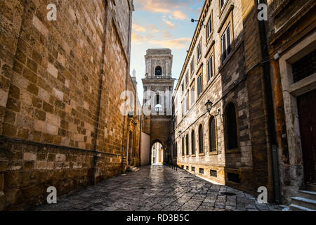 Eine mittelalterliche Glockenturm mit einem Tunnel bis zu den antiken öffnet sich die Piazza del Duomo in der historischen Zentrum von Brindisi Italien. Stockfoto