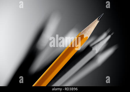 Gelben Bleistift im Fokus mit grauen Bleistifte im Hintergrund Stockfoto