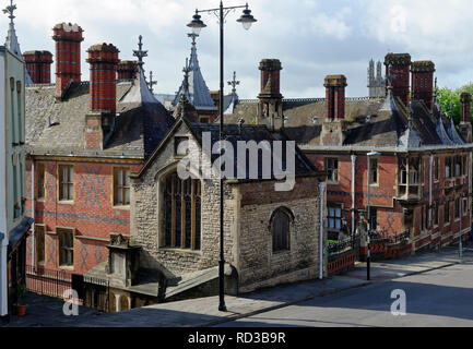 Nach oben Weihnachten Schritte mit Kapelle der Heiligen Drei Könige in Köln, und John Foster Armenhäuser, Colston Street, Bristol Stockfoto