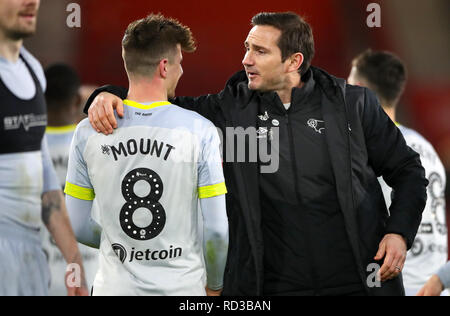 Von Derby County Mason Berg (links) und Derby County Manager Frank Lampard nach dem Abpfiff des Emirates FA Cup in die dritte Runde replay Match in St. Mary's Stadium. Stockfoto