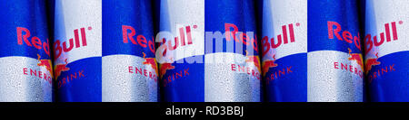 Zugeschnittenes Bild von Red Bull Dosen verpackt in einer Zeile Stockfoto