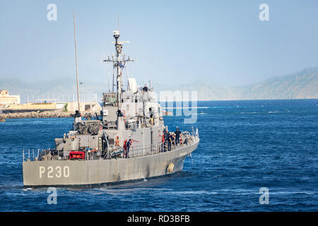 RHODES, Griechenland - 21. SEPTEMBER 2017: HS Ormi - Griechische Kanonenboot P230 (ehemalige Asheville - Klasse Kanonenboote der US-Navy in Griechenland im Jahr 1989 übernommen) Blätter Stockfoto