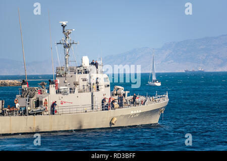 RHODES, Griechenland - 21. SEPTEMBER 2017: HS Ormi - Griechische Kanonenboot P230 (ehemalige Asheville - Klasse Kanonenboote der US-Navy in Griechenland im Jahr 1989 übernommen) Blätter Stockfoto